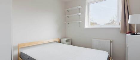 3 habitaciones, tabla de planchar con plancha, internet y ropa de cama