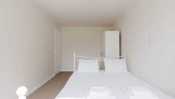 3 bedrooms, iron/ironing board, internet, bed sheets