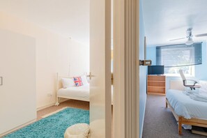 2 habitaciones, tabla de planchar con plancha, internet y ropa de cama