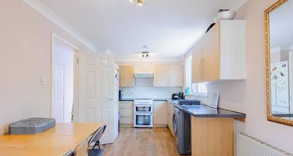 Charming 3BR Home with Garden in Kennington