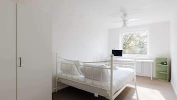 3 bedrooms, iron/ironing board, Internet, bed sheets