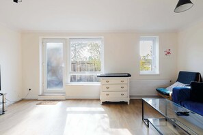 TV, offices - Kennington Gem: 3BR Home & Private Garden (London)