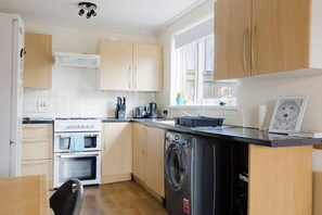 Fridge, microwave, oven, stovetop - Kennington Gem: 3BR Home & Private Garden (London)