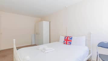 3 bedrooms, iron/ironing board, internet, bed sheets