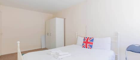 3 bedrooms, iron/ironing board, Internet, bed sheets
