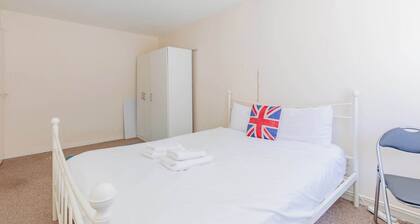 Spacious 3BDR Kennington Home with Private Garden