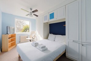 3 bedrooms, iron/ironing board, internet, bed sheets