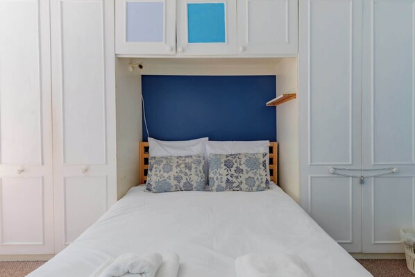 2 bedrooms, iron/ironing board, internet, bed sheets