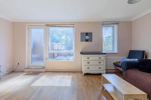 Una televisión, una oficina