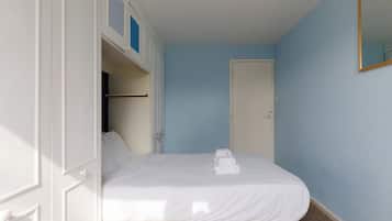 3 bedrooms, iron/ironing board, internet, bed sheets