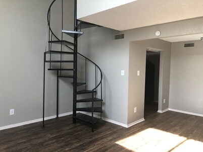 Town House Near DFW Air Port Close To Downtown