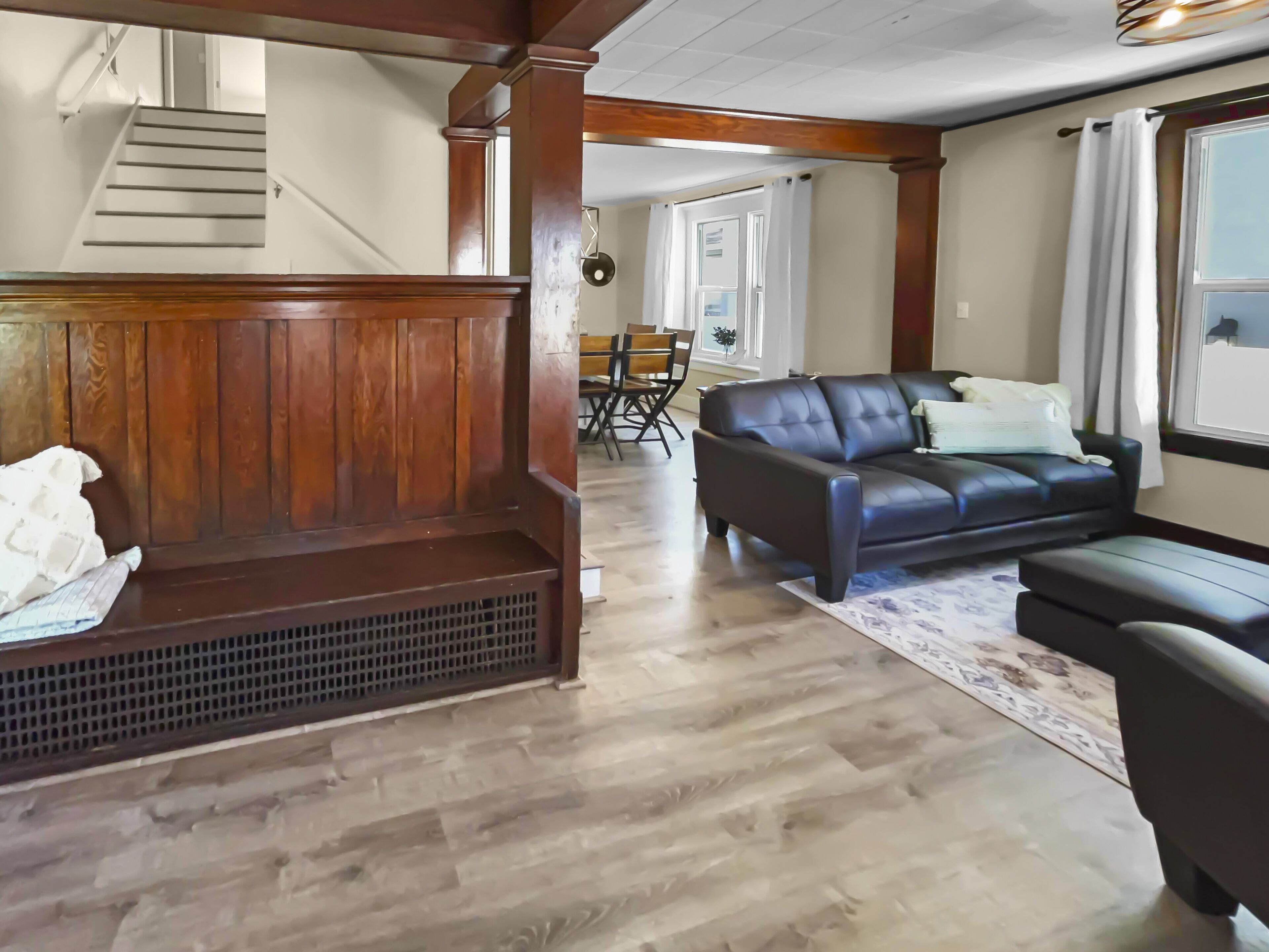 TV connectée, livres, espaces bureaux