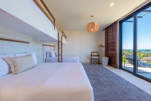 3 dormitorios, escritorio, tabla de planchar con plancha y cuna de viaje