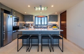 Køleskab, mikrobølgeovn, ovn, kogeplade