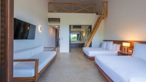 Une chambre d’hôtel avec deux lits, une télévision, un escalier et une vue sur l’extérieur.