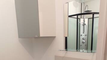 Douche, sèche-cheveux, serviettes fournies, savon