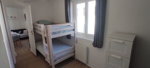 1 bedroom, travel cot, bed sheets - Appt #4 Cosy Plein Centre de Conches (Conches-en-Ouche)
