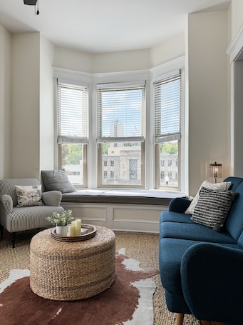 Smart-TV. Spacious and Airy Loft/2 king beds/5 bed total/ Overlooking Broadway Ave
