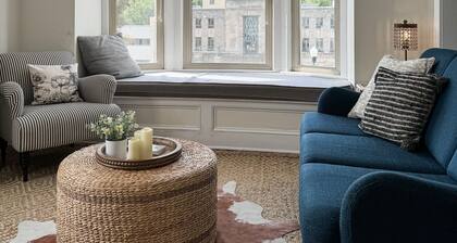 Spacious and Airy Loft/2 king beds/5 bed total/ Overlooking Broadway Ave