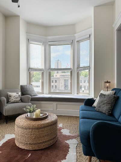 Spacious and Airy Loft/2 king beds/5 bed total/ Overlooking Broadway Ave 