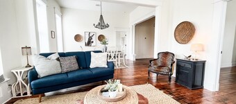 Spacious and Airy Loft/2 king beds/5 bed total/ Overlooking Broadway Ave 