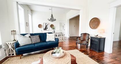 Spacious and Airy Loft/2 king beds/5 bed total/ Overlooking Broadway Ave