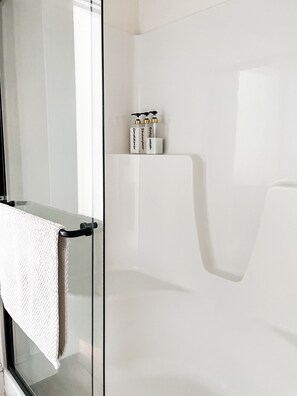 Een douche, een haardroger, handdoeken, zeep
