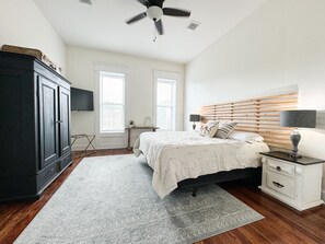 5 bedrooms, iron/ironing board, travel crib, WiFi - Spacious and Airy Loft/2 king beds/5 bed total/ Overlooking Broadway Ave  (Excelsior Springs)