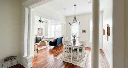 Spacious and Airy Loft/2 king beds/5 bed total/ Overlooking Broadway Ave