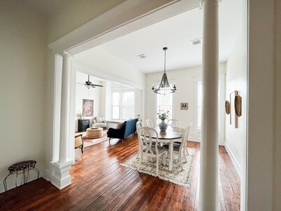 Spacious and Airy Loft/2 king beds/5 bed total/ Overlooking Broadway Ave