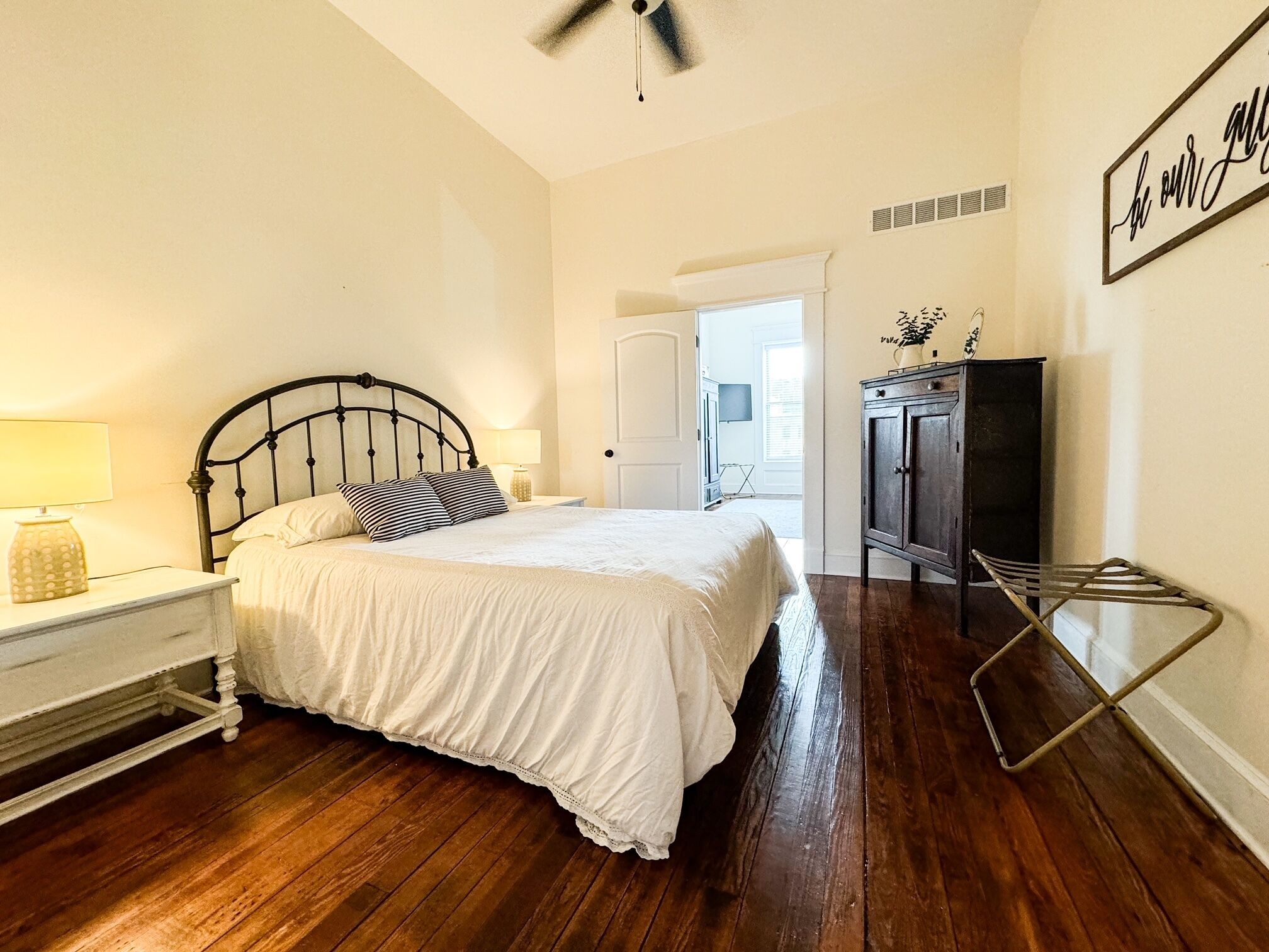 5 dormitorios, tabla de planchar con plancha, cuna de viaje y wifi