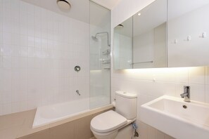 Bathroom - Central Boutique Studio in the heart of Melbourne! (Melbourne)