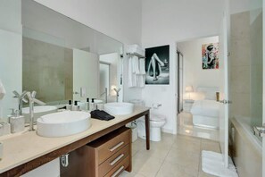 Shower, hair dryer, shampoo - 28th Floor Icon Brickell Oasis with City Views (Miami)
