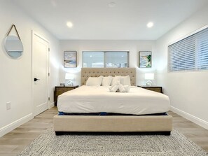 6 bedrooms, desk, iron/ironing board, travel crib