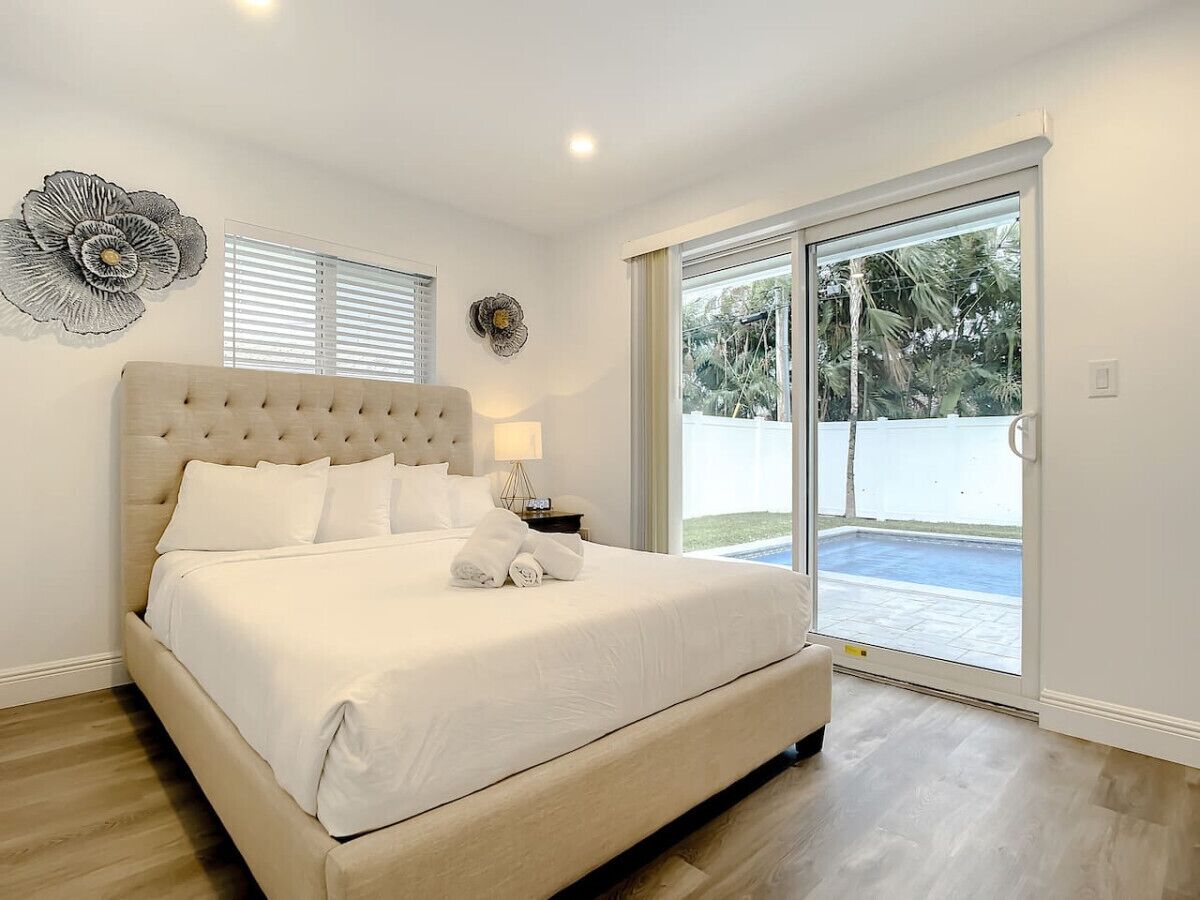 6 Schlafzimmer, Schreibtisch, Bügeleisen/Bügelbrett, Reisekinderbett