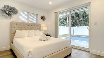 6 makuuhuonetta, työpöytä, silitysrauta/-lauta, vauvan matkasänky