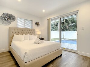 6 bedrooms, desk, iron/ironing board, travel crib