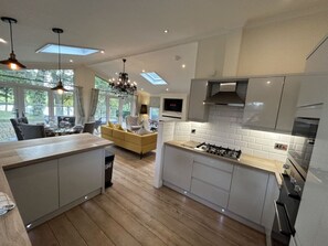 ثلاجة، ميكروويف، فرن، موقد طهي مسطح