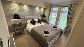 2 bedrooms, travel cot, WiFi, bed sheets