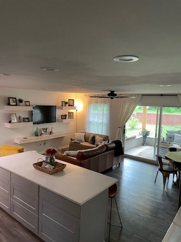 Smart TV, books, printers - Family Friendly Derby City Getaway - minutes from track and festival grounds (Louisville)