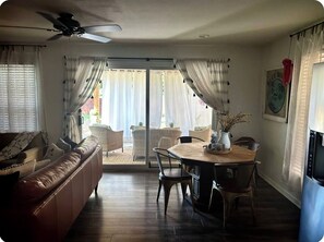 Smart-tv, boeken en een printer