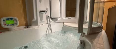 Douche, sĂšche-cheveux, bidet, serviettes fournies