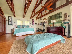 2 habitaciones, escritorio y tabla de planchar con plancha