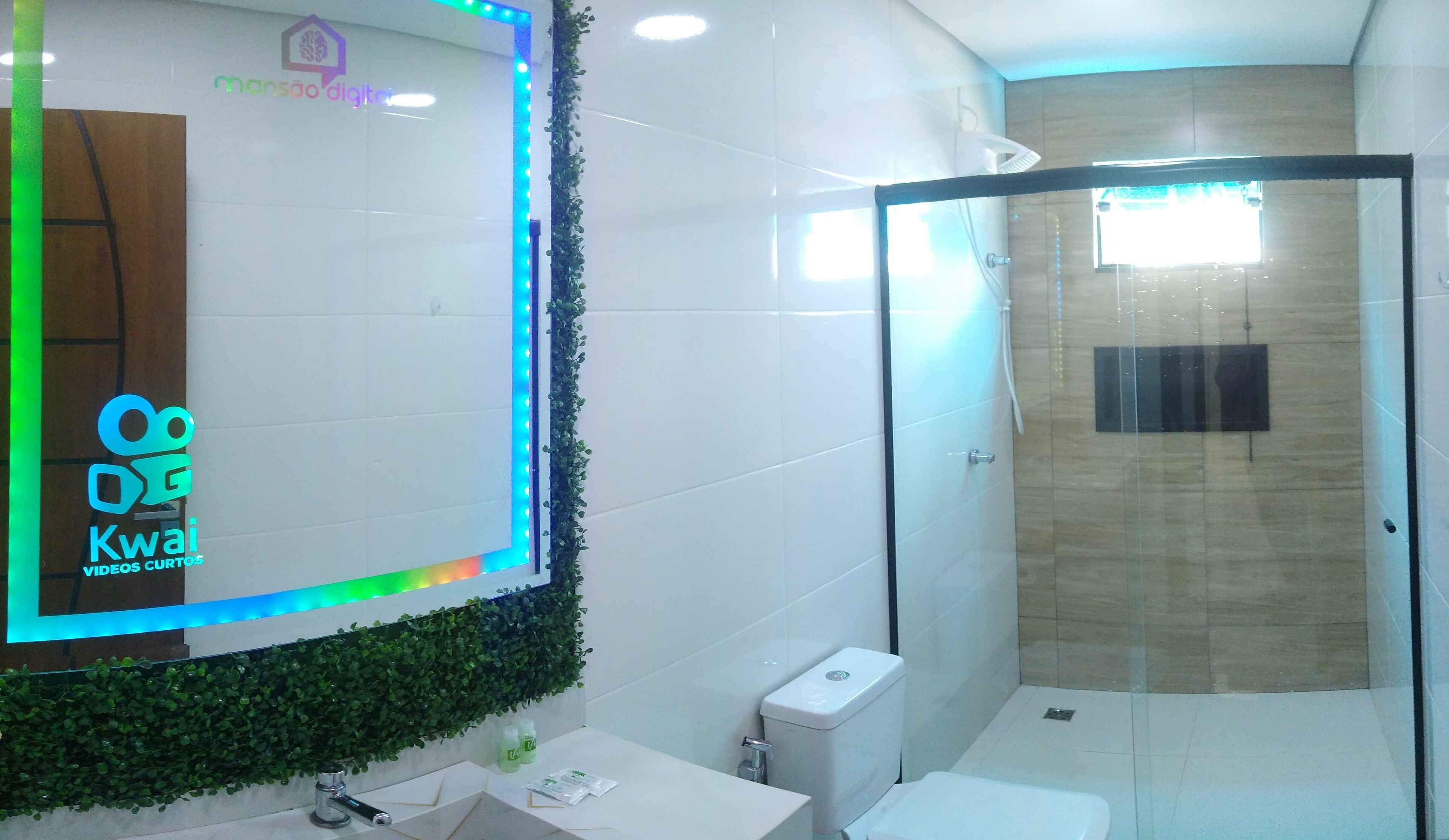 Toalhas de banho, sabonete, papel higiênico 