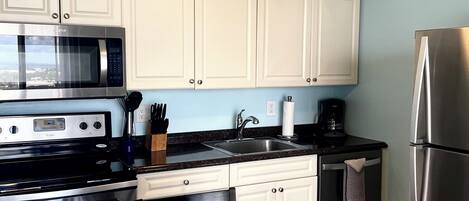 Suite monolocale, 1 letto king con divano letto (801C) | Cucina privata | Microonde, forno, piano cottura, tostapane