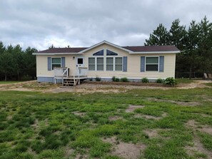 Exterior - Quiet 3bed 2bath house. Large parking area. Great location. quiet neighborhood  (Bemidji)