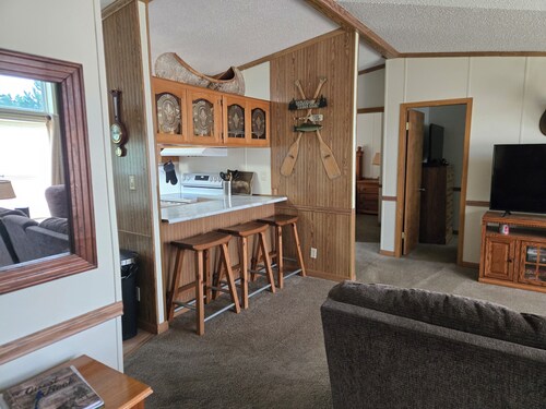 Quiet 3bed 2bath house. Large parking area. Great location. quiet neighborhood 