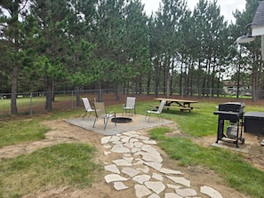 Outdoor dining - Quiet 3bed 2bath house. Large parking area. Great location. quiet neighborhood  (Bemidji)