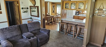 Quiet 3bed 2bath house. Large parking area. Great location. quiet neighborhood 