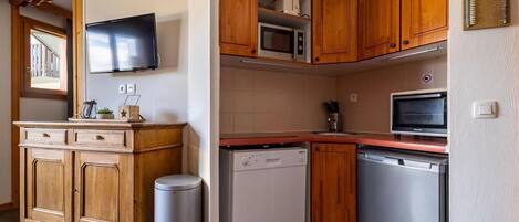 Mikrowelle, Geschirrspüler, Wasserkocher mit Kaffee-/Teezubehör, Toaster